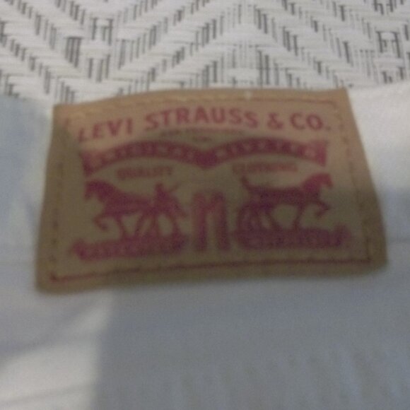 LEVIS WHITE JEAN BERMUDA SHORTS,LADIES SIZE 12 - Picture 3 of 6